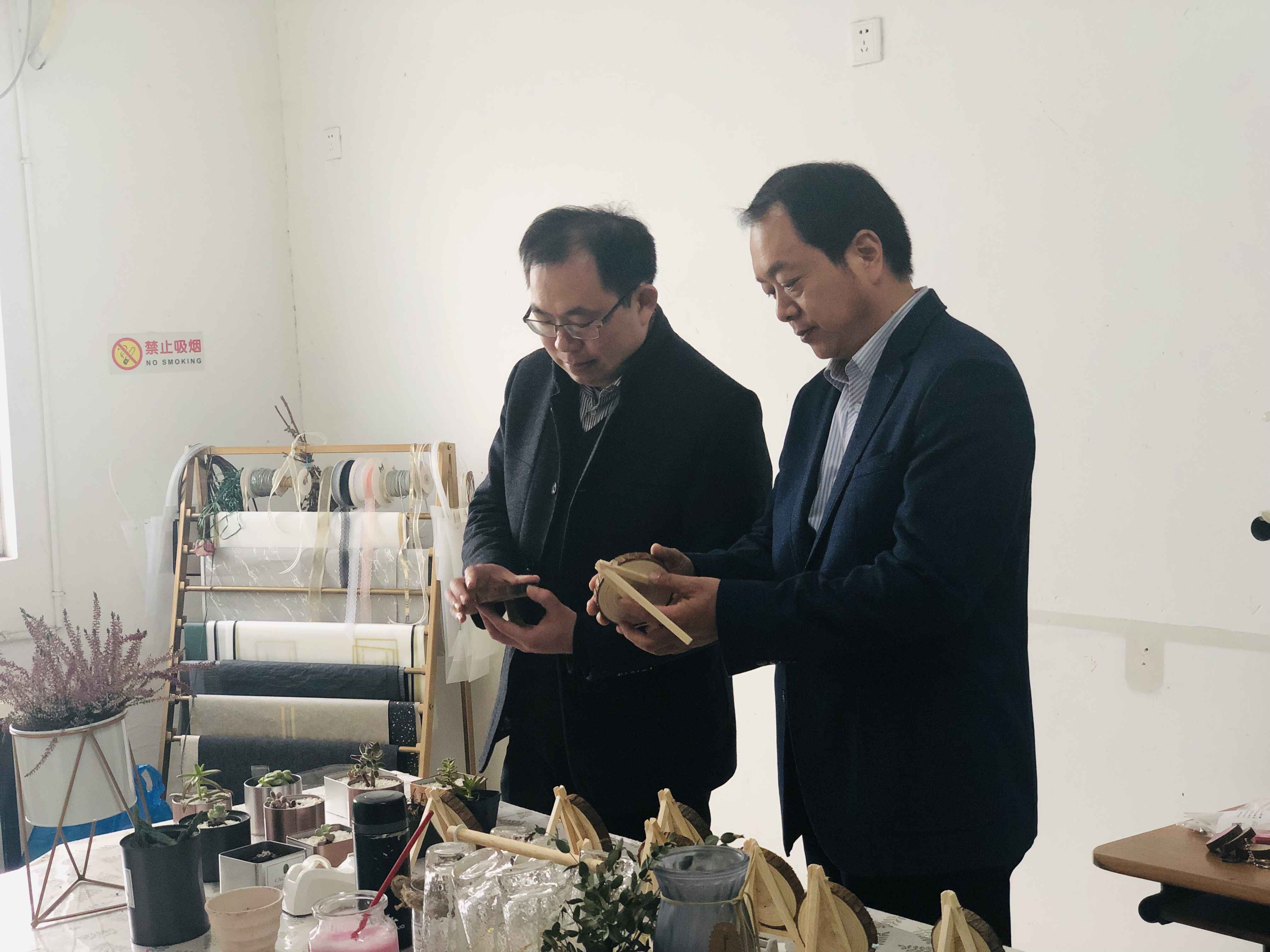 1553675889128046.jpg 徐州工程学院袁院长与我院王锋院长参观创业项目.jpg